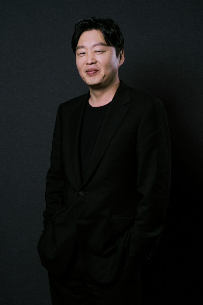  Director Kim Hee-won of a lighting shop wanted to run away every day..He's so self-conscious
