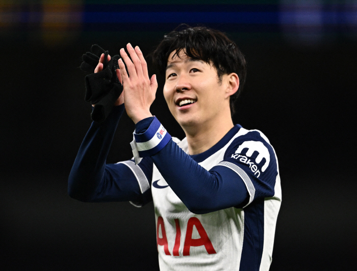 Martinez absurd provocation → SON, neat justice implementation! Son Heung-min scored a fantastic corner kick direct, Tottenham smiled broadly