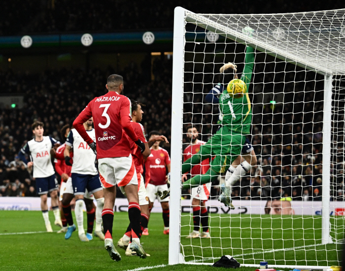 Martinez absurd provocation → SON, neat justice implementation! Son Heung-min scored a fantastic corner kick direct, Tottenham smiled broadly