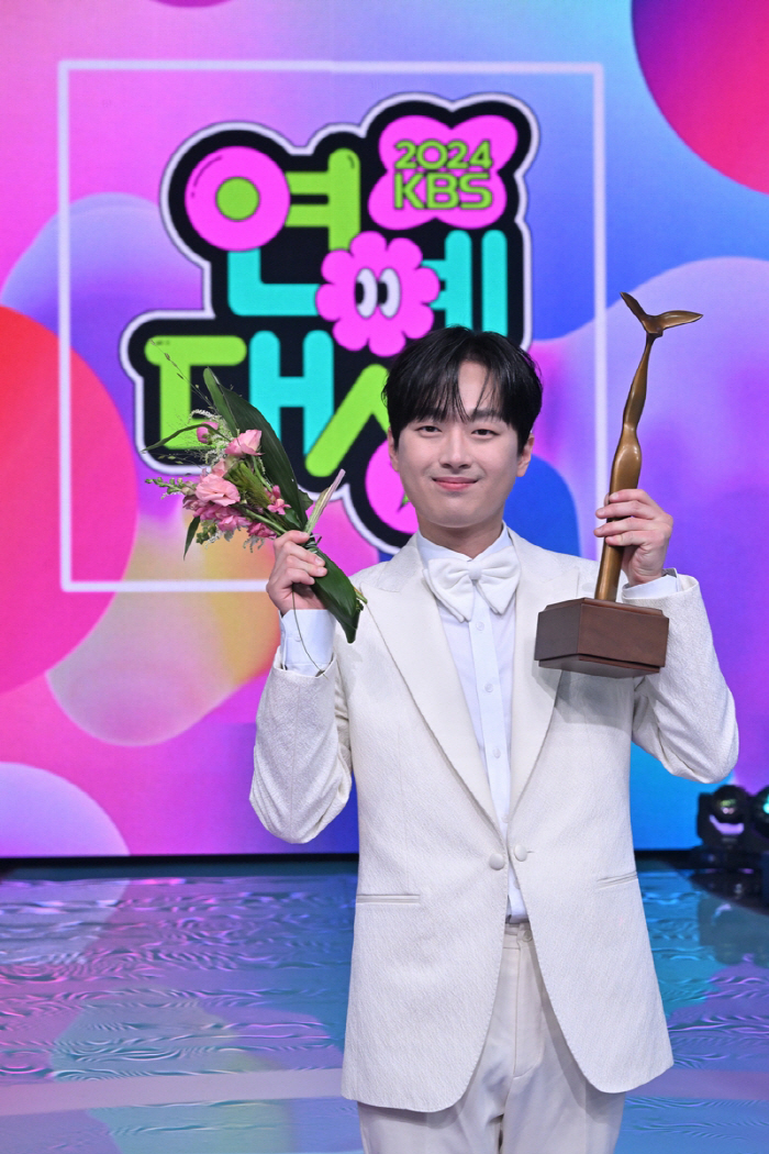  Lee Chan-won, son of KBS, wins the KBS Entertainment Awards...'I won't give up on being a broadcaster'