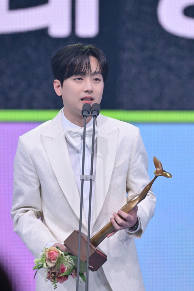 'KBS Entertainment Awards' Lee Chan-won is a singer, but he can't give up on variety shows, so I'll keep giving you fun. 