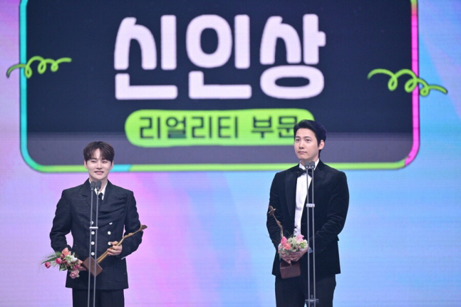 Lee Chan-won defeated Yoo Jae-seok and Jeon Hyun-moo at the KBS Entertainment Awards..Best program → Best entertainer award. 