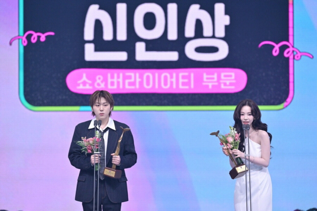 Lee Chan-won defeated Yoo Jae-seok and Jeon Hyun-moo at the KBS Entertainment Awards..Best program → Best entertainer award. 