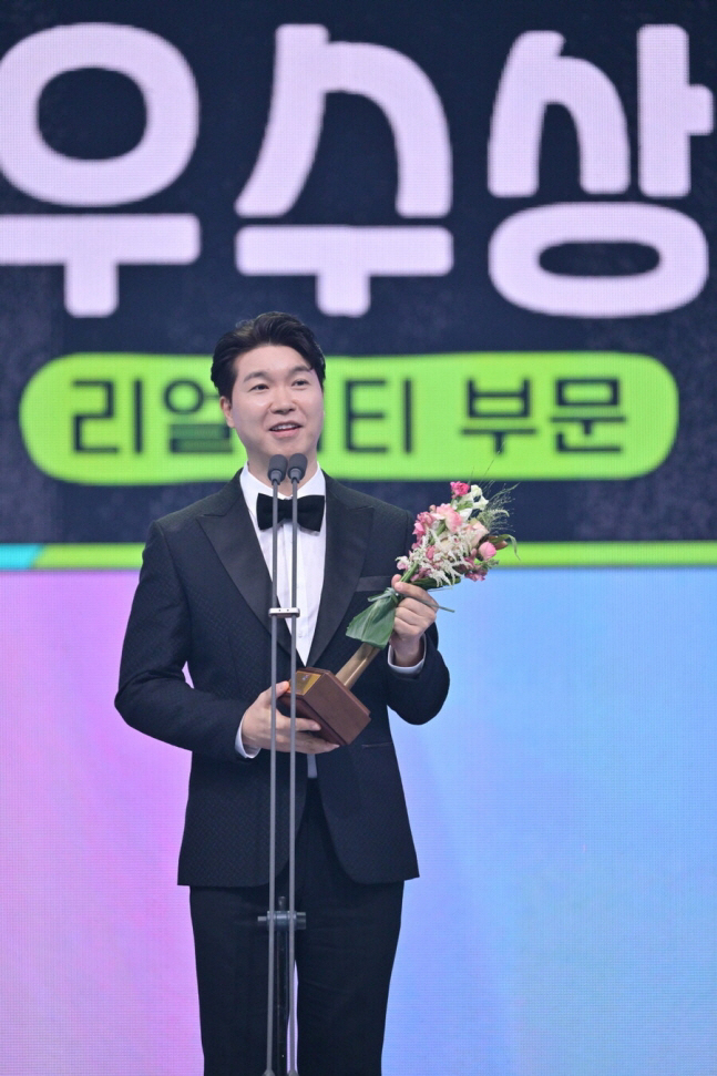 Lee Chan-won defeated Yoo Jae-seok and Jeon Hyun-moo at the KBS Entertainment Awards..Best program → Best entertainer award. 