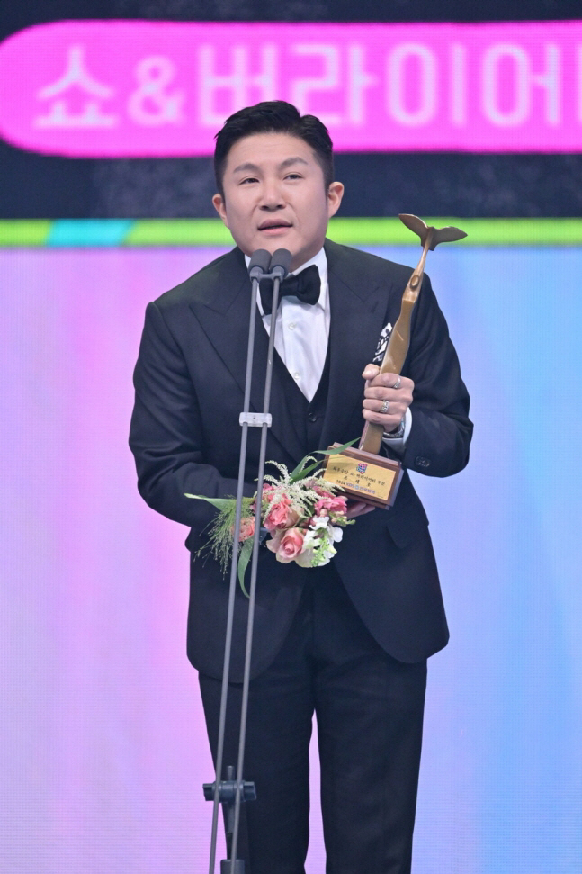 Lee Chan-won defeated Yoo Jae-seok and Jeon Hyun-moo at the KBS Entertainment Awards..Best program → Best entertainer award. 