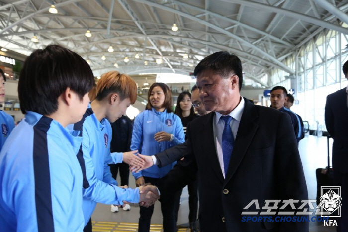 President Oh Kyu-sang, who led the golden generation of women's soccer, will attend the funeral ceremony for the president of the Korea Football Association tomorrow, a wave of condolences for men and women's soccer players