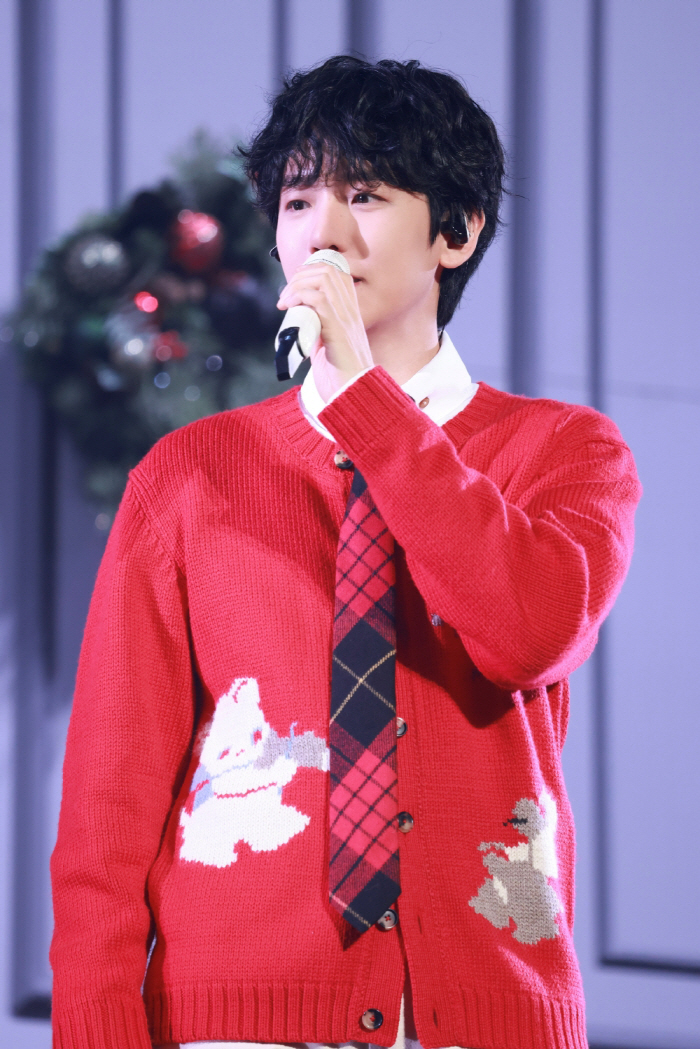 Baekhyun Hosts Christmas Fan Meeting, Unites Fans Worldwide with Heartfelt Performances