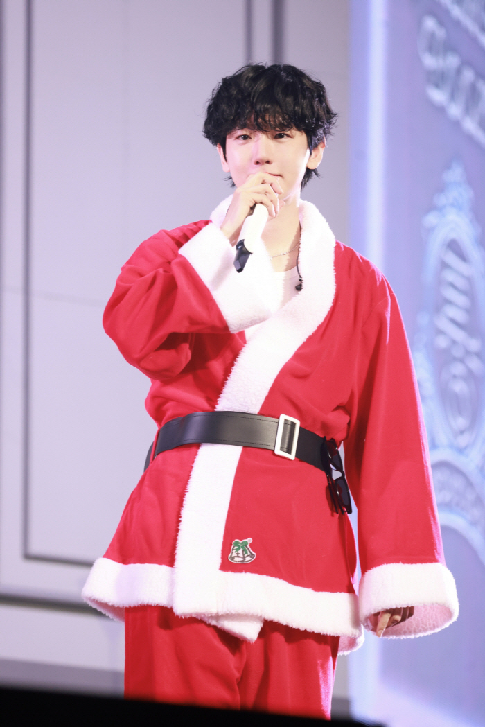 Baekhyun Hosts Christmas Fan Meeting, Unites Fans Worldwide with Heartfelt Performances