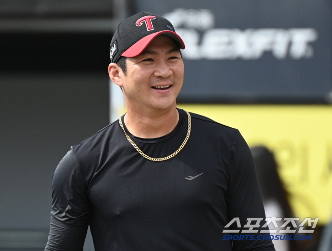 A GG shortstop came to school to raise children's dreams...LG Oh Ji-hwan, 50 million won, including talent donation