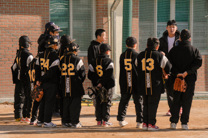 A GG shortstop came to school to raise children's dreams...LG Oh Ji-hwan, 50 million won, including talent donation