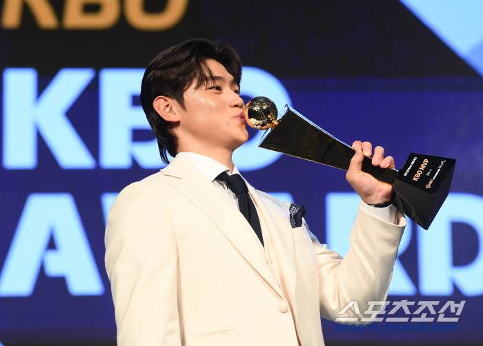 The first nomination → KBO MVP → Premier 12 Top 3. Already, Kim Do-young's finale and salary are expected to reach 400 million won for the first time. Will it be the grandson of the wind?