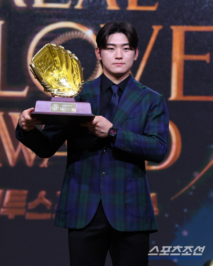 The first nomination → KBO MVP → Premier 12 Top 3. Already, Kim Do-young's finale and salary are expected to reach 400 million won for the first time. Will it be the grandson of the wind?