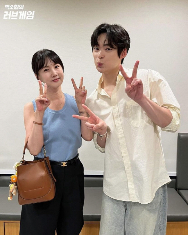 Gunhee Santa Song Gunhee transforms into a double DJ for Christmas's 'Love Game'! Sweet chemistry with Park So-hyun