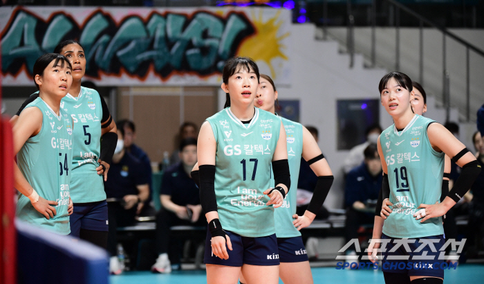 GS Caltex's biggest team that has lost 13 consecutive games despite the manager's anger...Hyundai Engineering & Construction's 1st place catch-up
