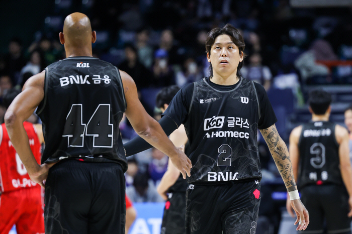 Just like today! Hurung's 26 points explosion → Genius Choi Jun-yong → Burton-chin dunk KCC, overpowered Jeong Kwan-jang 9468 and escaped for the fourth consecutive time!