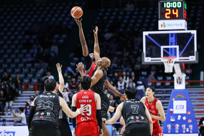 Just like today! Hurung's 26 points explosion → Genius Choi Jun-yong → Burton-chin dunk KCC, overpowered Jeong Kwan-jang 9468 and escaped for the fourth consecutive time!