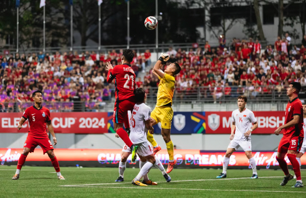 Two more goals in the second half! Sikma Magic Kim Sang-sik-ho Vietnam wins 20 games in the first leg of the semifinals against Singapore just before going to the final of the Mitsubishi Cup!