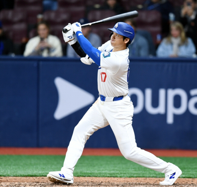 54 home runs at the ballpark  1 home run hit at home Ohtani, the first 5050 club protagonist in MLB history, succeeded in pregnancy! Next year, dad