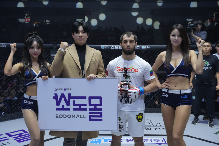 Head of Sodomol Kang Tae-gu Awards Trophy to Win Magomedov 