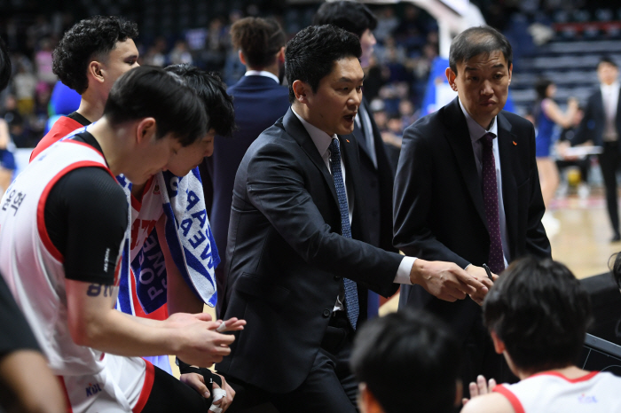  Coach Jeon Hee-chul, who won the sweat, honestly lost the game. the players' satisfaction with their changed postures