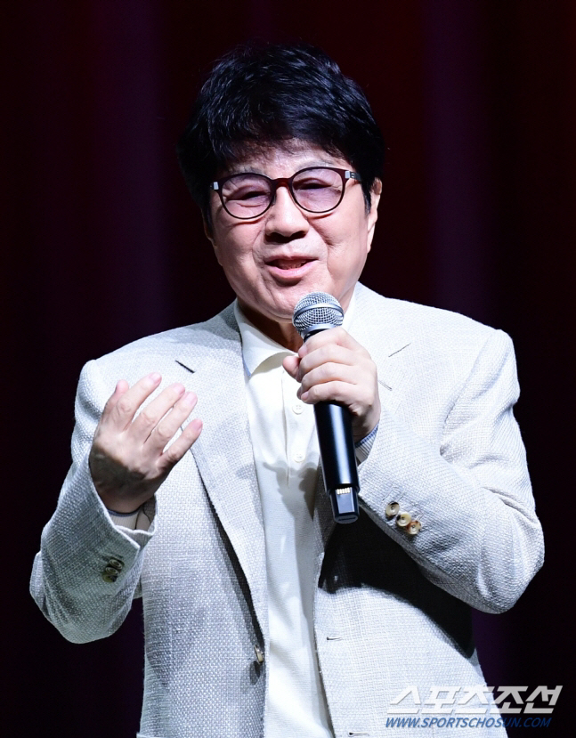 Cho Yong-pil participates in the national mourning period and expresses his deep condolences for the concert to commemorate his 20th album. 