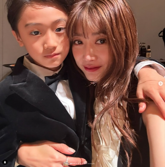 Kim Young-ah, a birthday party for Ko Jun-hee and her son after the second breakup with an entertainment tycoon, I hope you'll always be funny next year