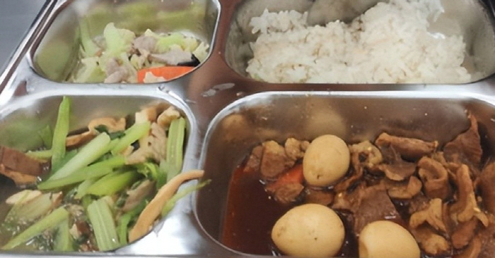 The leftover food in the dog's rice bowl is a recycling shock to the student's meals