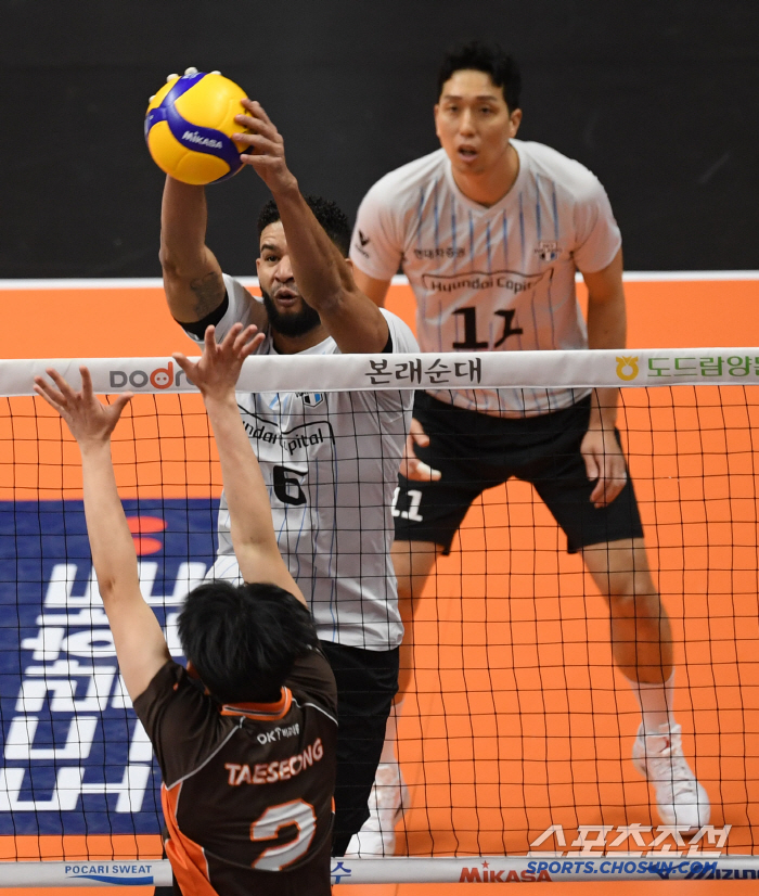 Leo, who made a fierce attack on him for no reason, coach Ogino's complicated and subtle mind, Hyundai Capital and OK Savings Bank, ranked first in nine consecutive wins