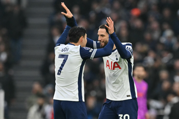 Yellow Killers Son Heung-min missed PK for the first time in four years, the ironic Wolverhampton jinx...Hwang Hee-chan's 2nd goal → 2-2 draw