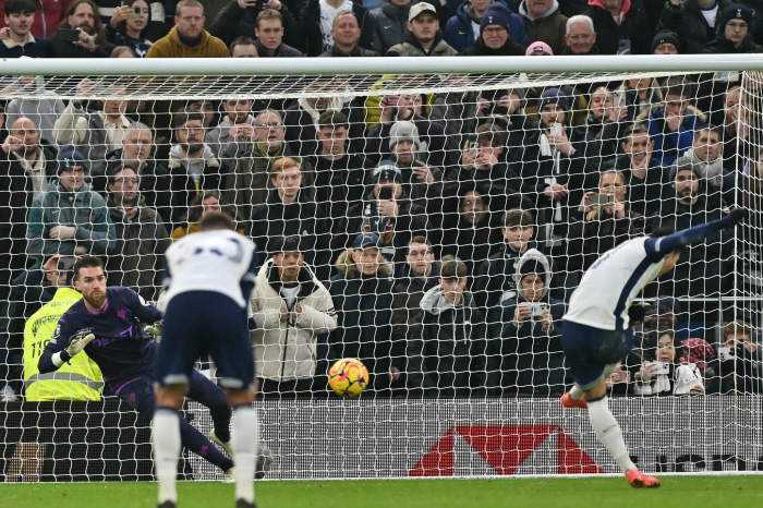 Son Heung-min's PK membrane praised foreign media for Hwang Hee-chan…SON's back-to-back goal perfectly blocked → Hyung, change the direction now