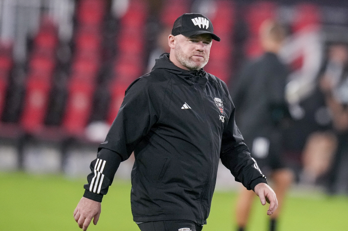 Ferguson is going to cry again and again. Still, Rooney has Rooney, unemployed day one, love calls flooded...After seven months with Plymouth, I'm breaking up with him