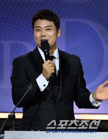 I was a candidate for the grand prize..Jeon Hyun-moo's bright greeting despite the cancellation of the line-up for the Entertainment Awards. I wish you all the best in the new year