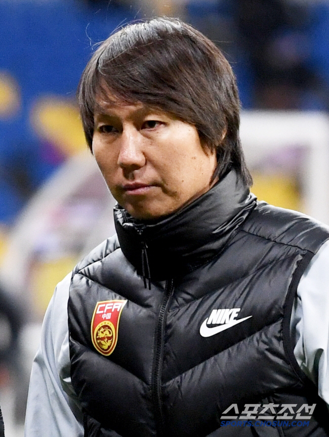 Is he coming out with a second...Son Jun-ho's permanent suspension of qualification is wielding a knife again