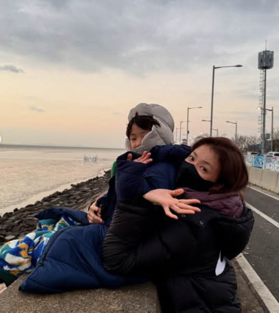 Lee Si-young, I hope you embrace him dearly and the light of hope spreads in the New Year's greeting