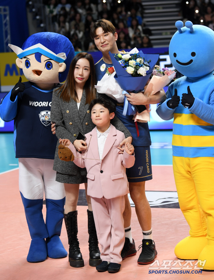 My wife was crying. Four knee surgeries → 25 consecutive defeats → I'm thrilled to win → Even the first retirement ceremony of the foundation...Simone Killer's sincerity as she leaves the court. 