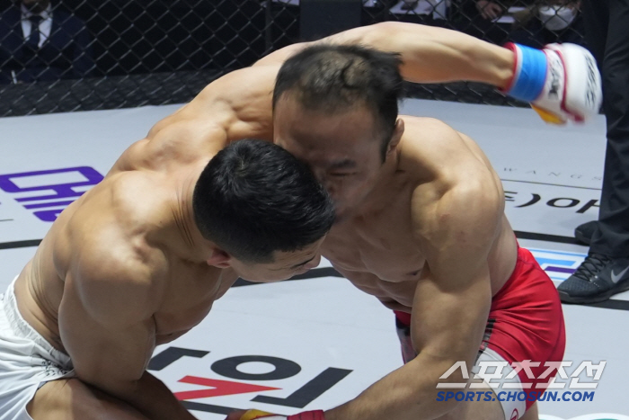 Not punches, but hitting heads? Kim Soo-chul vs. two-way match nullified. Re-match confirmed in 2025 