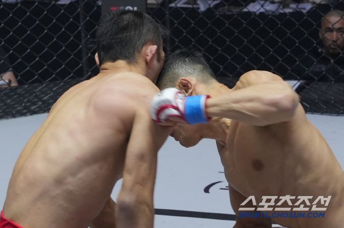 Not punches, but hitting heads? Kim Soo-chul vs. two-way match nullified. Re-match confirmed in 2025 