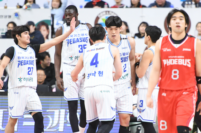  This season's best match. Hyundai Mobis, the winner of 8881 and the loser of Gas Corporation were all basketball spirits