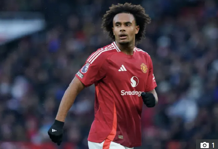 OUT in 33 minutes → Fan booing explodes Manchester United shock decision to send out £35 million star in 6 months