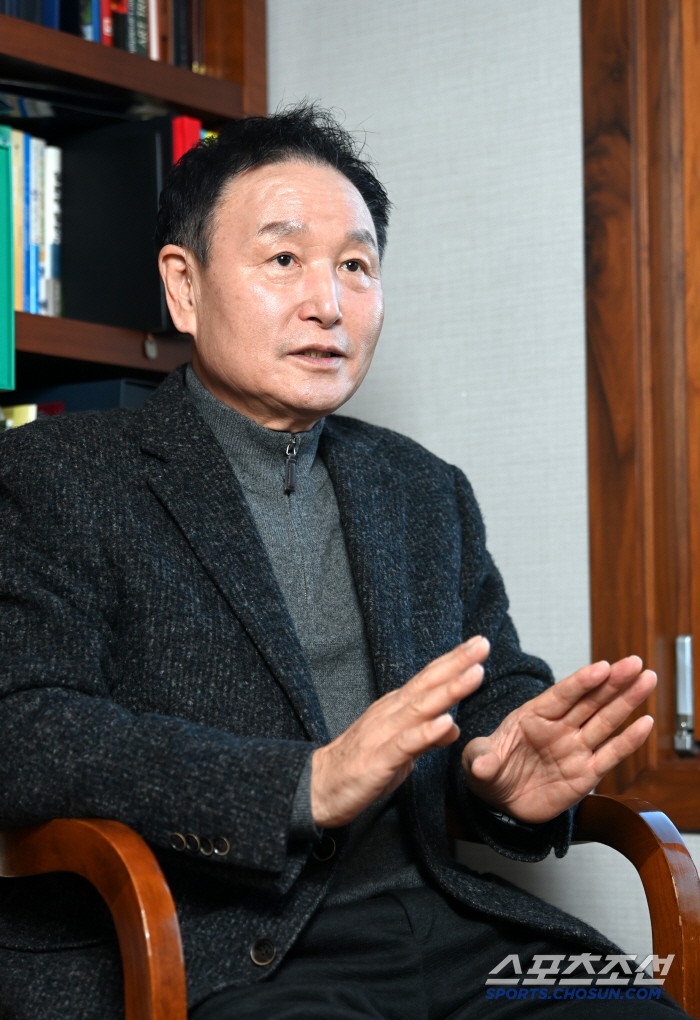 An unexpected drama that Chairman Huh Jung-moo dreams of breaking rocks with eggs...KFA Chairman → The last step to set up soccer right