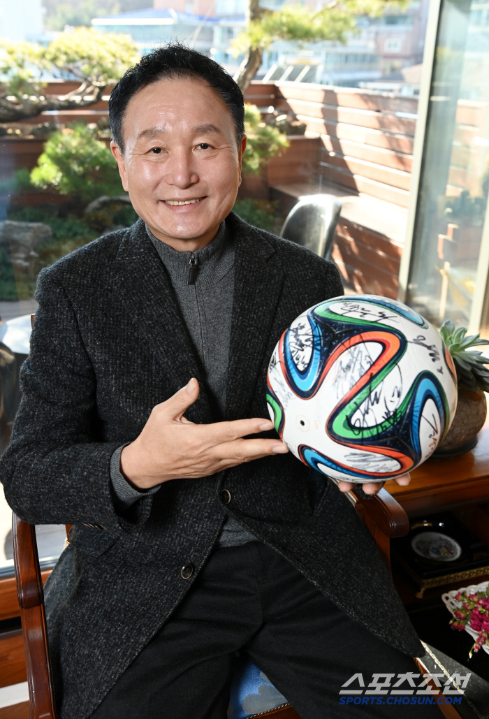 An unexpected drama that Chairman Huh Jung-moo dreams of breaking rocks with eggs...KFA Chairman → The last step to set up soccer right