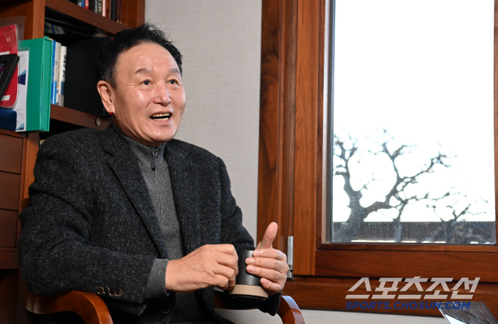 An unexpected drama that Chairman Huh Jung-moo dreams of breaking rocks with eggs...KFA Chairman → The last step to set up soccer right