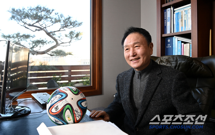 An unexpected drama that Chairman Huh Jung-moo dreams of breaking rocks with eggs...KFA Chairman → The last step to set up soccer right