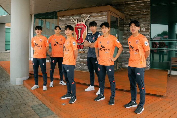 Jeju Recruiting 6 Newcomers...First of all, all the players of the designated youth team made a professional call-up