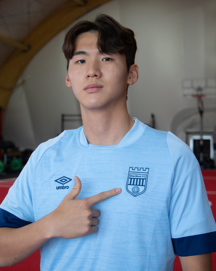 There has never been a center back like this in Korean historyYoungest player in EPL  Korea's first CB debut → Passed Arsenal match on 2G consecutive business trips