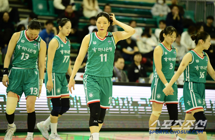 Tributes to plane victims Basketball players wearing black ribbons commemorate victims of Muan Airport disaster