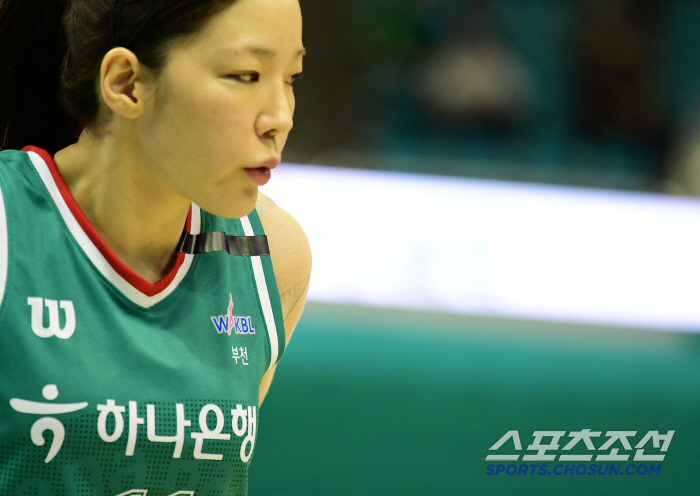 Tributes to plane victims Basketball players wearing black ribbons commemorate victims of Muan Airport disaster