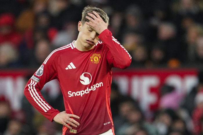 You're turning your back when the director says it?→ You're rude and rude! Rumors of another feud have erupted over whether Manchester United's unsale ace was in the process of breaking up