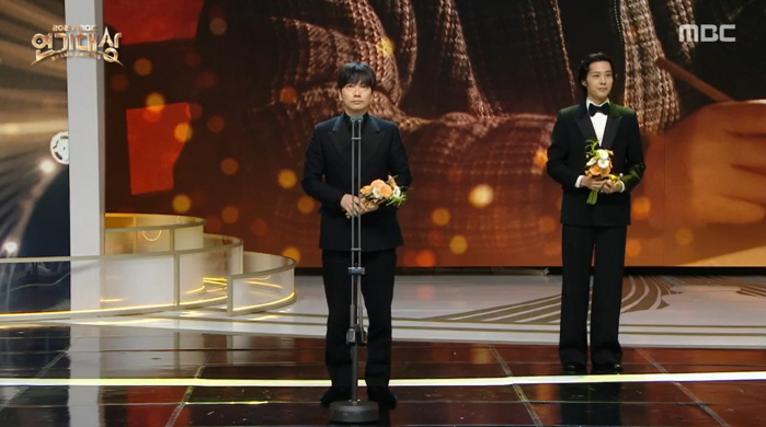 Best acting award Lee Dong-hwi, it is hard to enjoy joy in sadness..You'll learn to console me