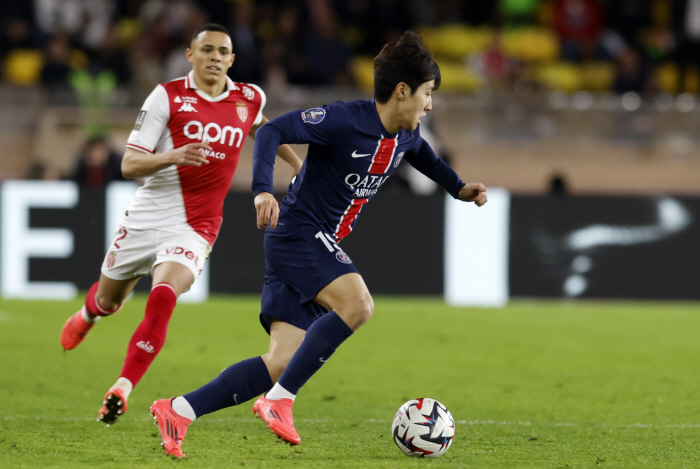 Heungmin, is this hard? Lee Kang-in, who collected the trophy, has already made four in PSG alone. Captain Son Heung-min, who is not in charge, is in extreme contrast